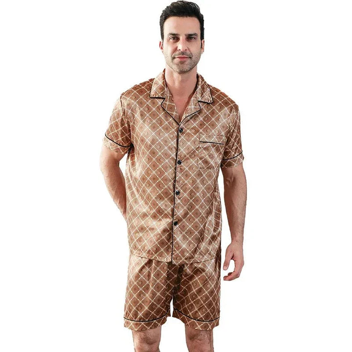 Homme portant le pyjama court satin Bernard pour homme, ensemble deux pièces avec chemise boutonnée à manches courtes et short assorti, motif géométrique marron, coupe droite, présenté sur fond blanc.