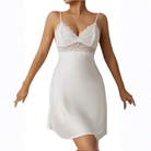 Nuisette femme Bijou blanche, élégante et raffinée, avec bretelles fines, décolleté en V et détails en dentelle au niveau du buste.