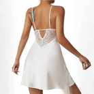 Vue de dos de la nuisette femme Bijou blanche, élégante et raffinée, avec fines bretelles réglables et empiècement en dentelle au dos.