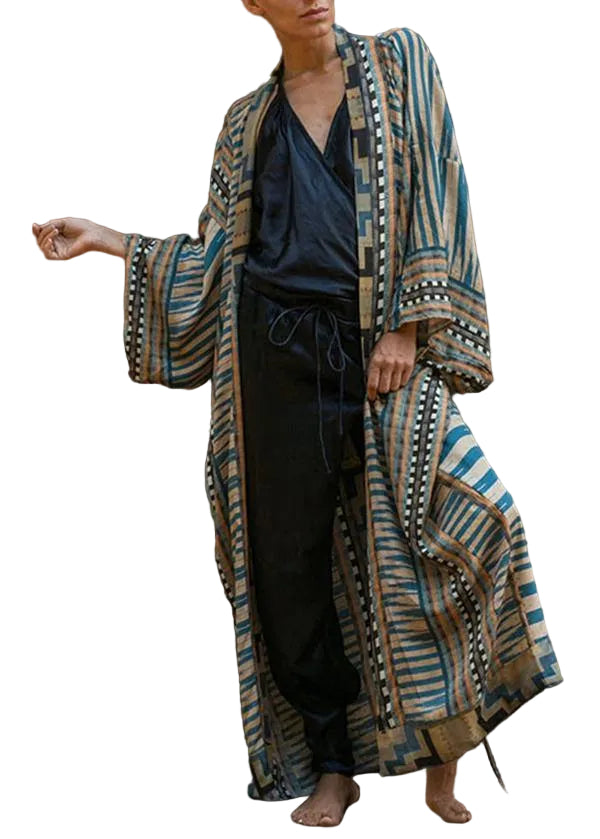Kimono femme Bleu long et élégant, motifs rayés bleu et beige avec bordures graphiques, manches larges style kimono, porté avec une tenue noire.