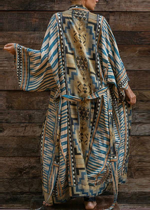 Vue de dos du kimono femme Bleu long, imprimé géométrique et rayé bleu/beige, manches larges et ceinture à nouer, tissu fluide.