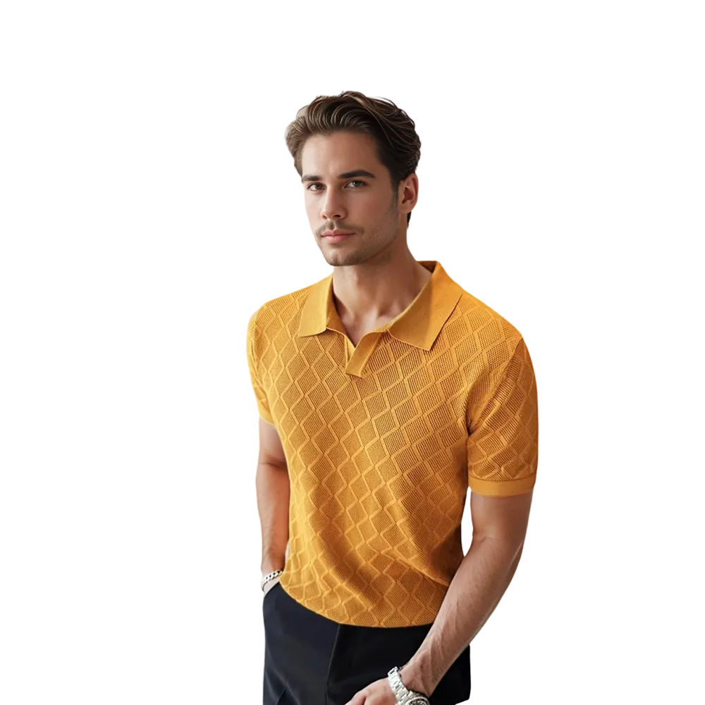 Un homme portant un polo jaune élégant avec un motif en losanges, idéal pour un look décontracté et raffiné. Ce polo est parfait pour ajouter une touche de style à votre quotidien.