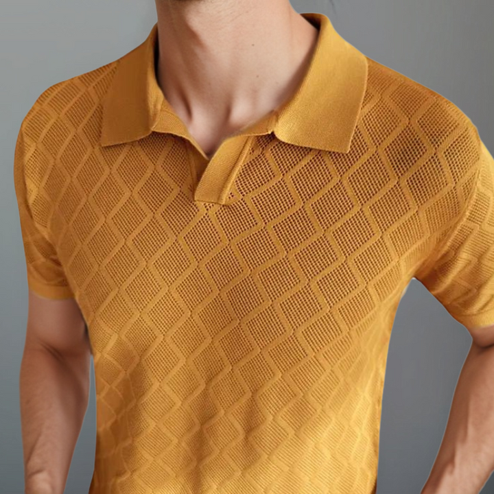 Gros plan sur le polo jaune avec un motif en losanges subtil, parfait pour un style élégant et confortable au quotidien. Une pièce incontournable pour un look soigné.
