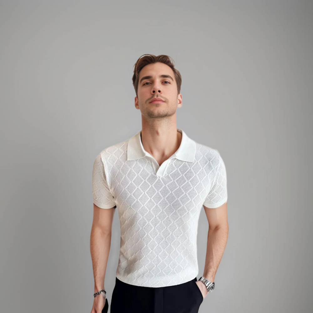 Un homme portant un polo blanc avec un motif en losanges subtil, offrant une allure chic et décontractée, idéal pour les journées élégantes et confortables.