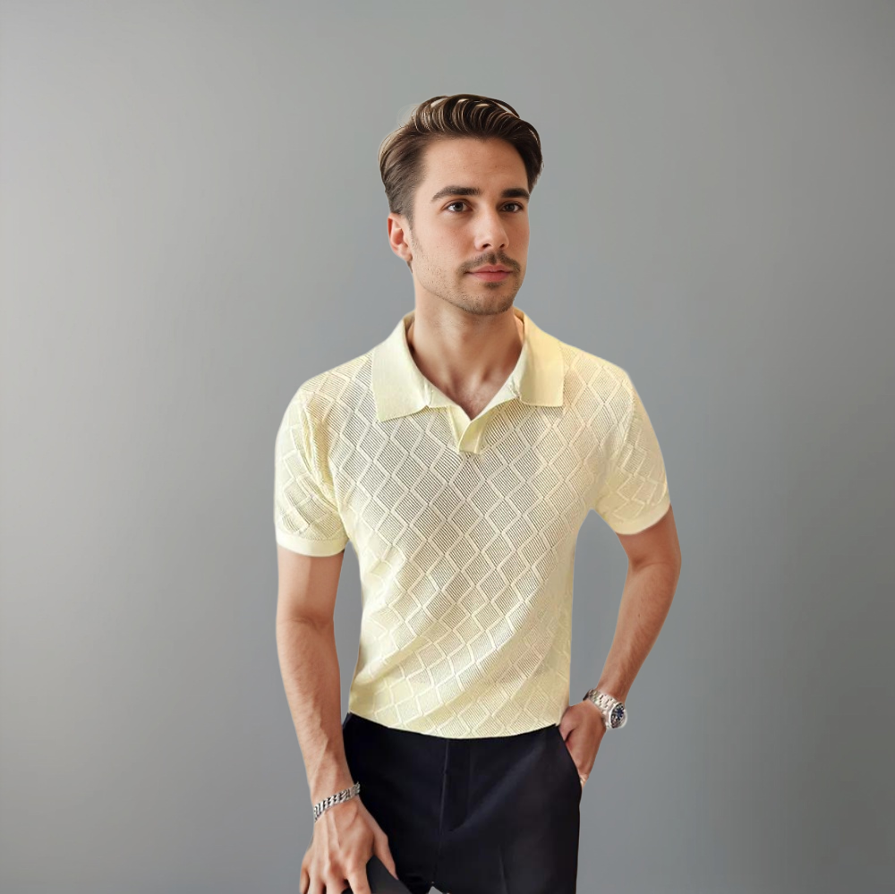 Un homme portant un polo jaune pâle avec un motif en losanges, offrant un look chic et moderne, parfait pour les journées décontractées mais stylées.