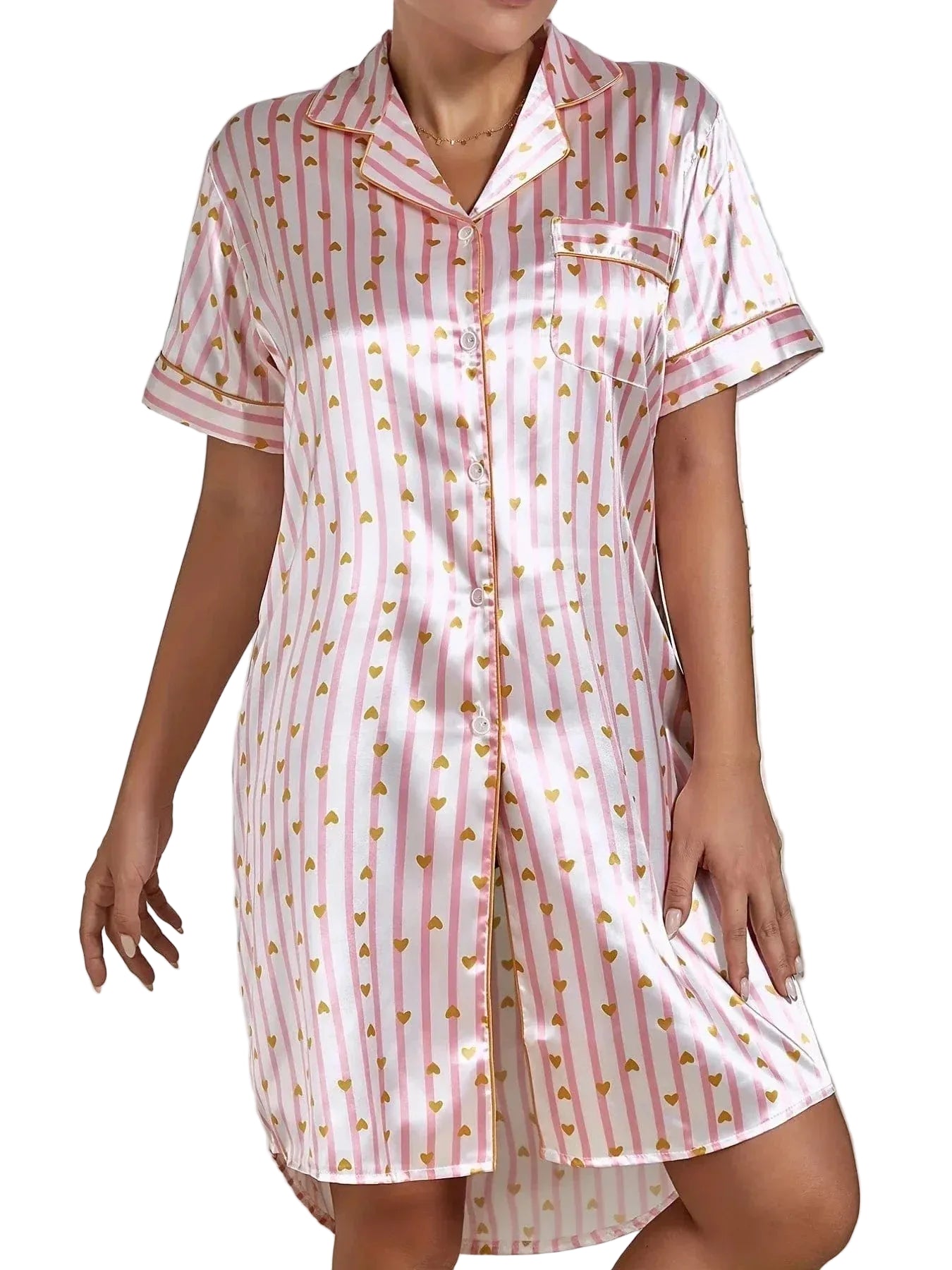 Nuisette satinée pour femme, avec un motif rayé rose et or orné de petits cœurs. Elle possède un col classique, une poche sur le côté gauche de la poitrine et des boutons jusqu'à mi-longueur. Sa coupe courte et fluide apporte confort et élégance, idéale pour une soirée détendue.