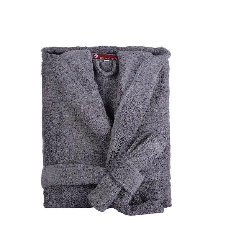 Peignoir Cédric pour homme, modèle doux et relaxant en tissu gris, présenté plié avec sa ceinture nouée sur fond blanc.