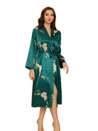 Kimono satin vert pour femme, modèle Célestine, avec des motifs floraux élégants et une coupe fluide. Ce kimono à manches longues est parfait pour allier confort et style, idéal pour une soirée chic ou un moment de détente raffiné.