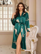 Kimono satin vert pour femme, modèle Célestine, avec des motifs floraux élégants. Ce kimono à manches longues et ceinture est parfait pour un look raffiné et confortable, idéal pour une soirée élégante ou un moment de détente.