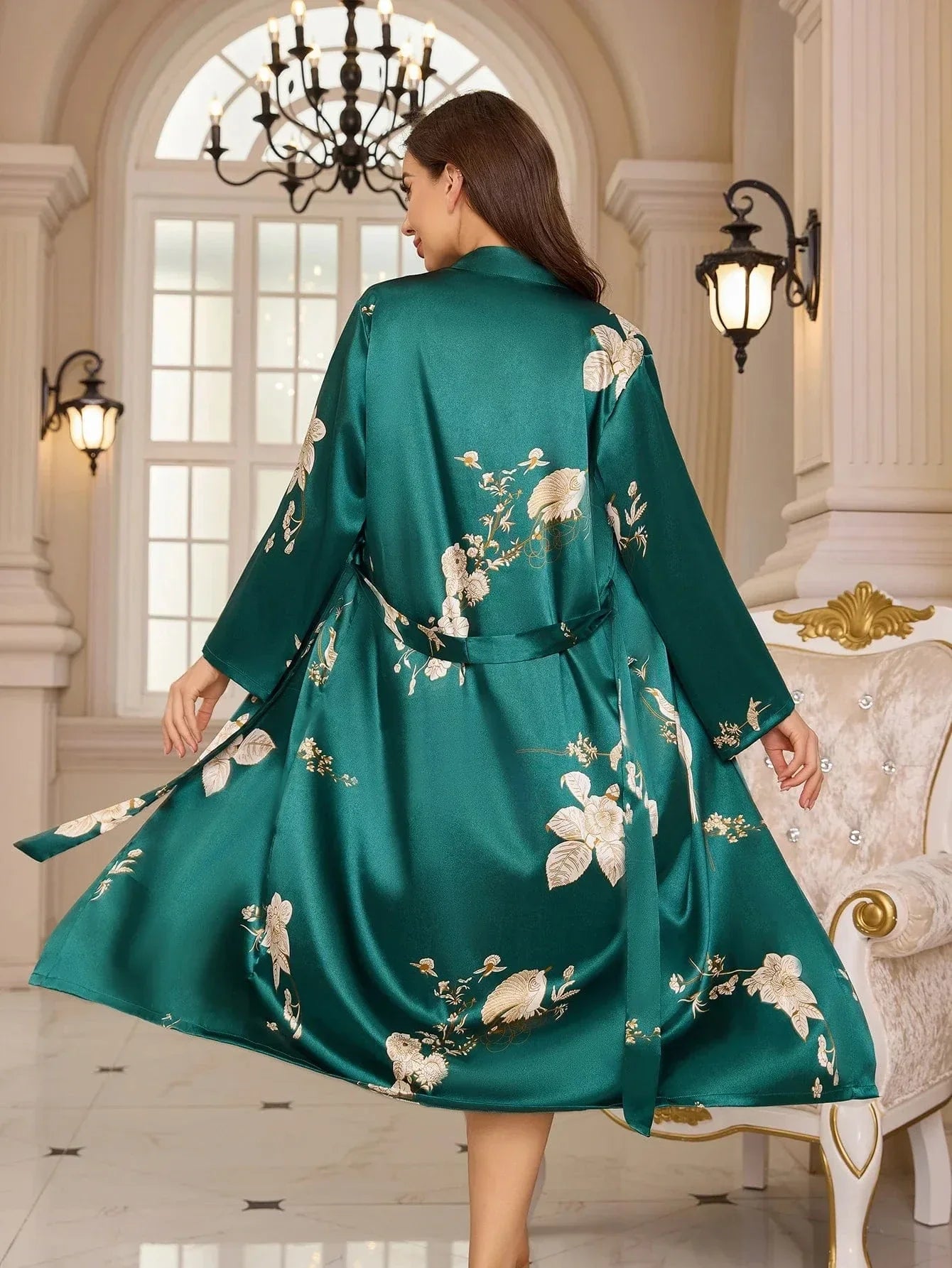 Vue arrière du kimono satin vert pour femme, modèle Célestine, avec des motifs floraux élégants. Ce kimono à manches longues, ceinturé à la taille, est parfait pour un look raffiné et confortable, alliant sophistication et détente.