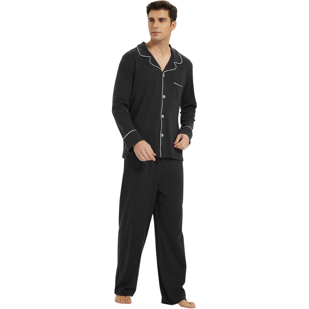 Homme portant un pyjama noir à manches longues avec boutons sur le devant, passepoils blancs contrastants et pantalon assorti. Ensemble élégant et confortable, parfait pour les nuits paisibles ou la détente à la maison.