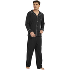 Homme portant un pyjama noir à manches longues avec boutons sur le devant, passepoils blancs contrastants et pantalon assorti. Ensemble élégant et confortable, parfait pour les nuits paisibles ou la détente à la maison.