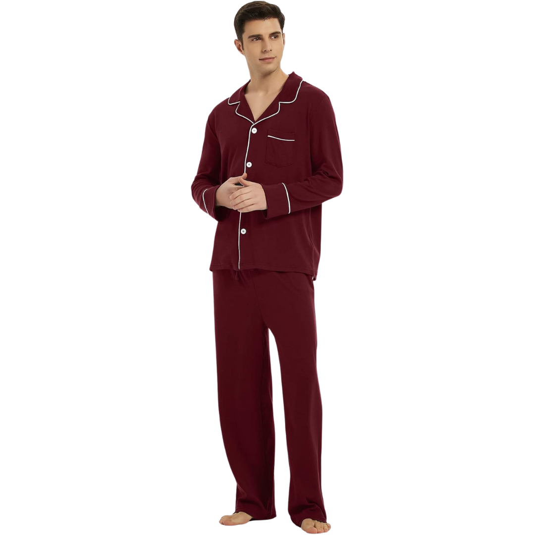 Homme portant un pyjama bordeaux à col classique avec passepoils blancs, boutons sur le devant et pantalon long assorti. Ensemble élégant et confortable, parfait pour les nuits reposantes ou les moments de détente à la maison.