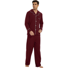 Homme vêtu d’un pyjama bordeaux élégant avec passepoils blancs contrastants, haut à boutons et col classique, accompagné d’un pantalon long assorti. Ensemble confortable, idéal pour les nuits paisibles et les moments de détente à la maison.