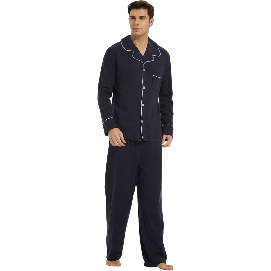 Homme portant un pyjama bleu marine composé d’un haut boutonné avec col à revers et passepoils blancs, accompagné d’un pantalon fluide assorti. Ensemble confortable et élégant, idéal pour les nuits paisibles ou les moments de détente à la maison.