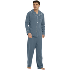Homme portant un pyjama bleu ardoise avec col à revers, boutons blancs et passepoils contrastants, accompagné d’un pantalon assorti. Ensemble confortable et élégant, parfait pour des nuits paisibles ou la détente à la maison.