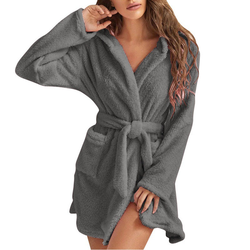 Peignoir femme Candice chaud et confortable, en tissu doux et épais, avec ceinture et poches, porté par une modèle dans une teinte grise. Parfait pour se détendre avec style.