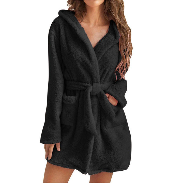 Peignoir femme Candice chaud et confortable, en tissu doux et épais de couleur noire, avec capuche, ceinture et poches, parfait pour un moment cocooning à la maison.
