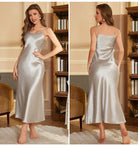 Femme portant la nuisette Carine en satin argenté, vue de face et de dos. Modèle long et fluide, avec fines bretelles réglables. Lingerie légère et agréable à porter, parfaite pour des nuits élégantes et confortables à la maison.