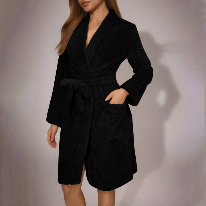 Peignoir femme Carole noir, doux et confortable, à col châle avec ceinture à nouer et grande poche plaquée, longueur au genou.