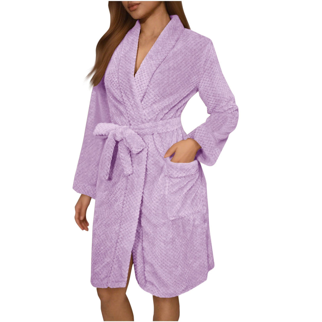 Peignoir femme Carole violet lilas, doux et confortable, à col châle avec ceinture à nouer et grande poche plaquée, longueur au genou.