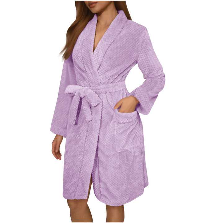 Peignoir femme Carole violet lilas, doux et confortable, à col châle avec ceinture à nouer et grande poche plaquée, longueur au genou.