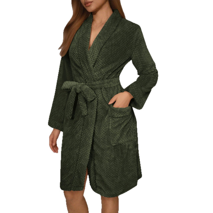 Peignoir femme Carole vert kaki, doux et confortable, à col châle avec ceinture à nouer et grande poche plaquée, longueur au genou.