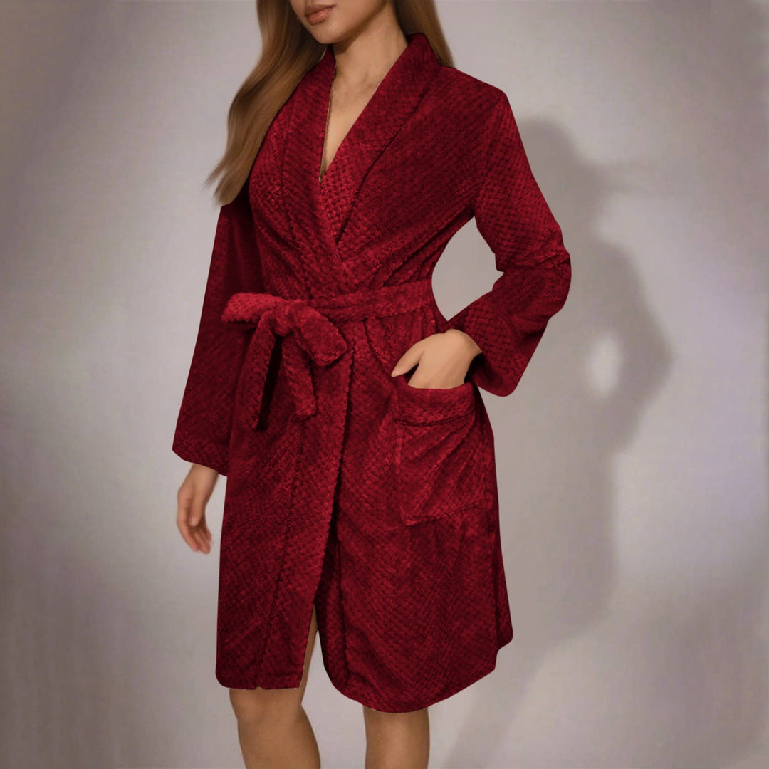 Peignoir femme Carole rouge bordeaux, doux et confortable, à col châle avec ceinture à nouer et grande poche plaquée, longueur au genou.