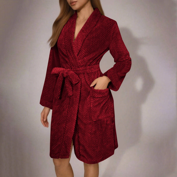Peignoir femme Carole rouge bordeaux, doux et confortable, à col châle avec ceinture à nouer et grande poche plaquée, longueur au genou.