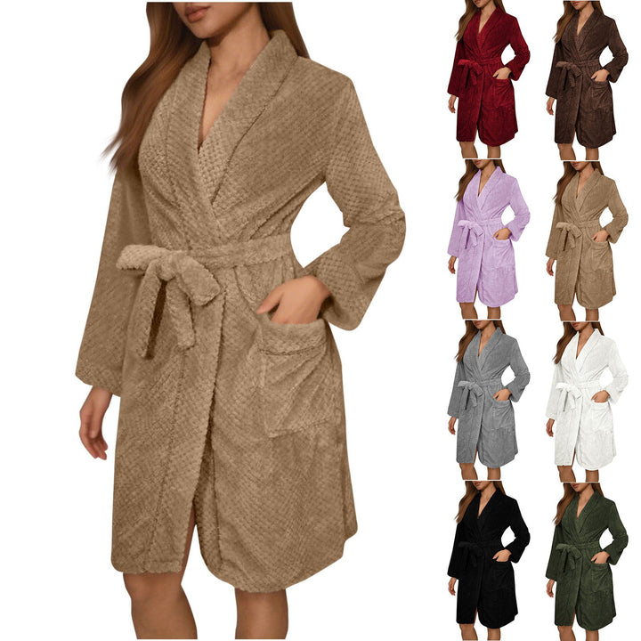 Peignoir femme Carole doux et confortable, présenté en plusieurs coloris, avec col châle, ceinture à nouer et grande poche plaquée, longueur au genou.