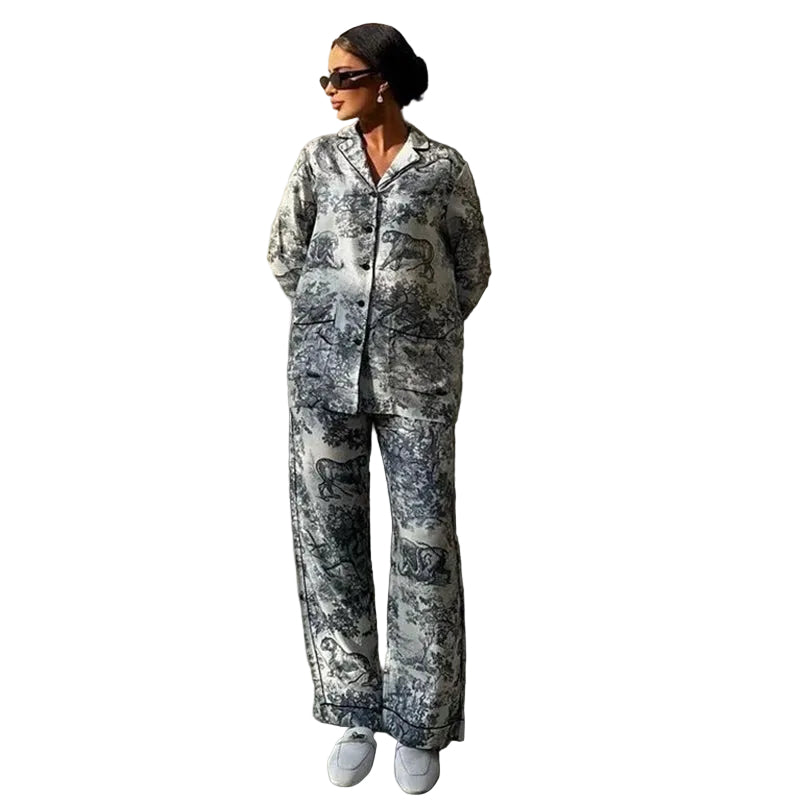 Pyjama femme Charline gris imprimé toile de Jouy, ensemble élégant et confortable deux pièces avec chemise boutonnée à col tailleur et manches longues, pantalon large assorti, coupe fluide et chic.