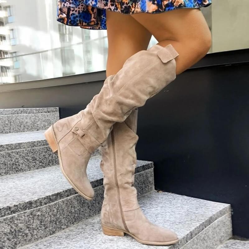 Bottes en daim beige à tige haute, offrant un look élégant et moderne. Dotées de détails de boucles latérales et d&