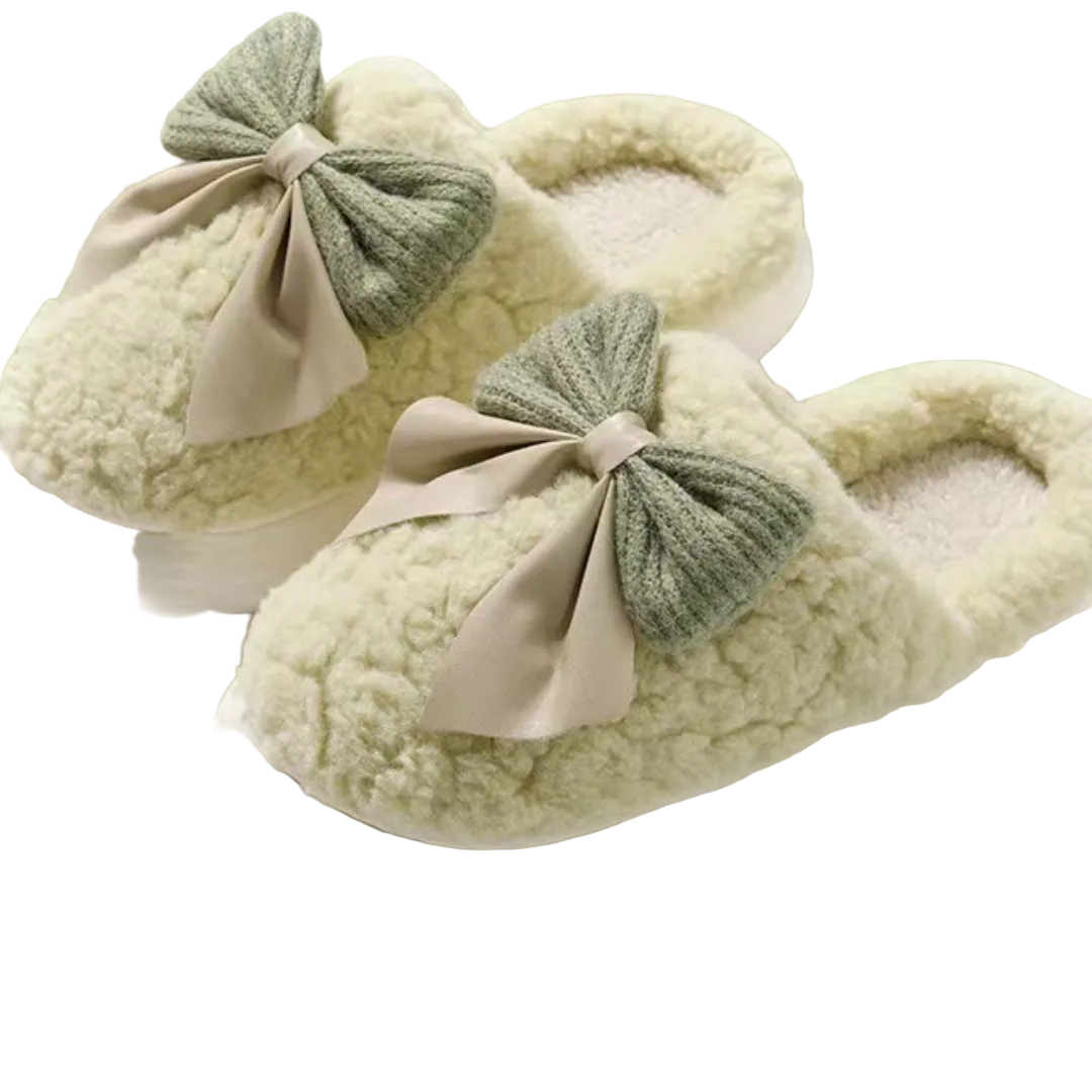 Chaussons doux et confortables en couleur vert pâle, décorés d'un joli nœud en tissu. Conçus pour offrir chaleur et confort, ces chaussons sont parfaits pour se détendre à la maison tout en restant élégante. Leur design mignon et cosy en fait un choix idéal pour les journées fraîches.