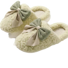 Chaussons doux et confortables en couleur vert pâle, décorés d'un joli nœud en tissu. Conçus pour offrir chaleur et confort, ces chaussons sont parfaits pour se détendre à la maison tout en restant élégante. Leur design mignon et cosy en fait un choix idéal pour les journées fraîches.