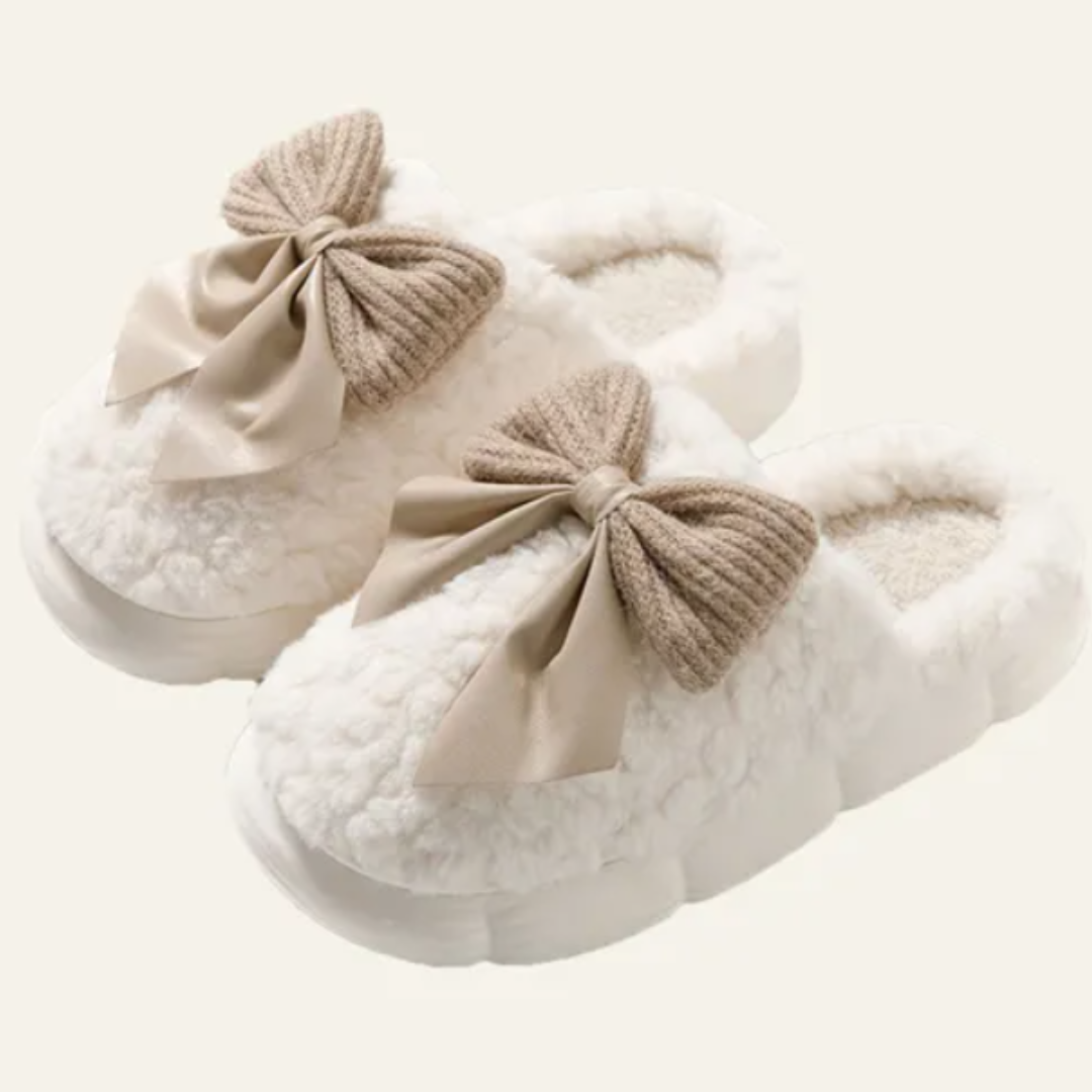 Chaussons doux et confortables en couleur blanche, ornés de jolis nœuds en tissu beige. Conçus pour offrir chaleur et confort, ces chaussons sont parfaits pour se détendre à la maison tout en ajoutant une touche de féminité et d’élégance à votre tenue. Idéals pour les journées fraîches.
