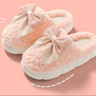Chaussons doux et confortables en couleur rose pâle, ornés de jolis nœuds en tissu beige. Ces chaussons allient confort et féminité, parfaits pour se détendre à la maison avec une touche de douceur et de style. Idéals pour les journées fraîches, offrant à la fois chaleur et élégance.