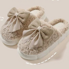 Chaussons doux et cosy de couleur beige clair, ornés de jolis nœuds en tissu beige. Parfaits pour offrir confort et chaleur, ces chaussons sont idéaux pour se détendre à la maison tout en ajoutant une touche élégante et féminine à vos moments de relaxation.