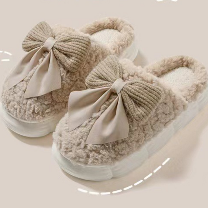 Chaussons doux et cosy de couleur beige clair, ornés de jolis nœuds en tissu beige. Parfaits pour offrir confort et chaleur, ces chaussons sont idéaux pour se détendre à la maison tout en ajoutant une touche élégante et féminine à vos moments de relaxation.