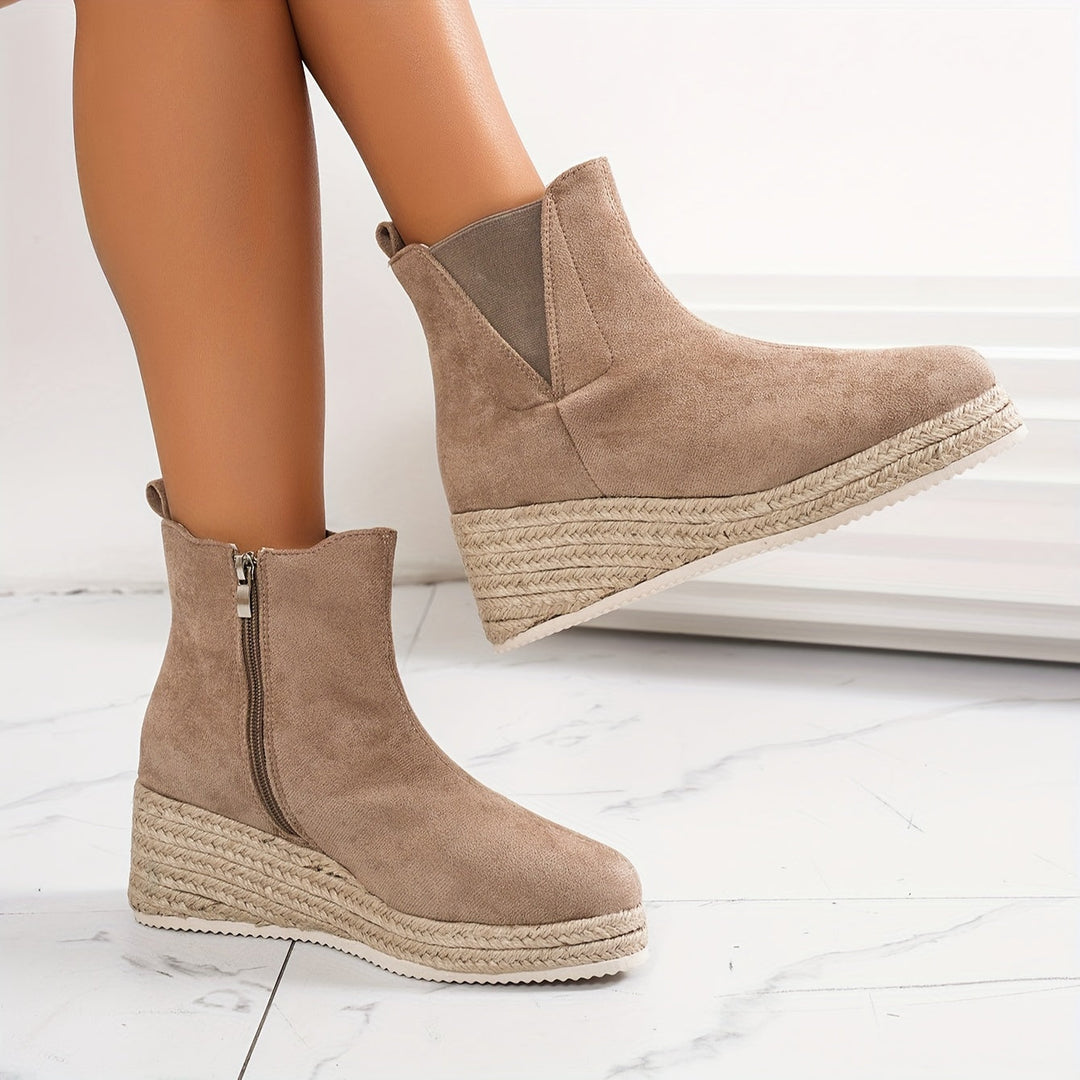 Vue latérale de bottines beige en daim avec une plateforme en corde, dotées d&