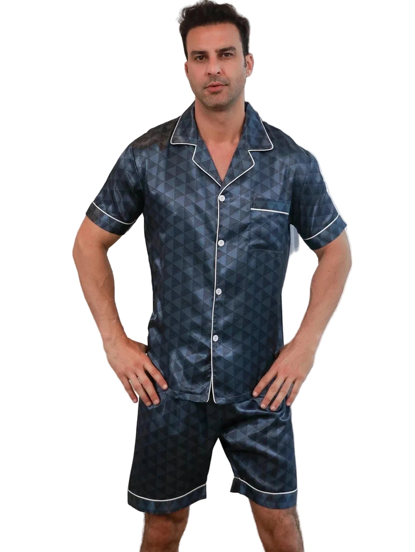 Homme portant le shorty satin Christophe pour homme, ensemble deux pièces avec chemise boutonnée à manches courtes et short assorti, motif géométrique bleu foncé, coupe droite, présenté en intérieur.