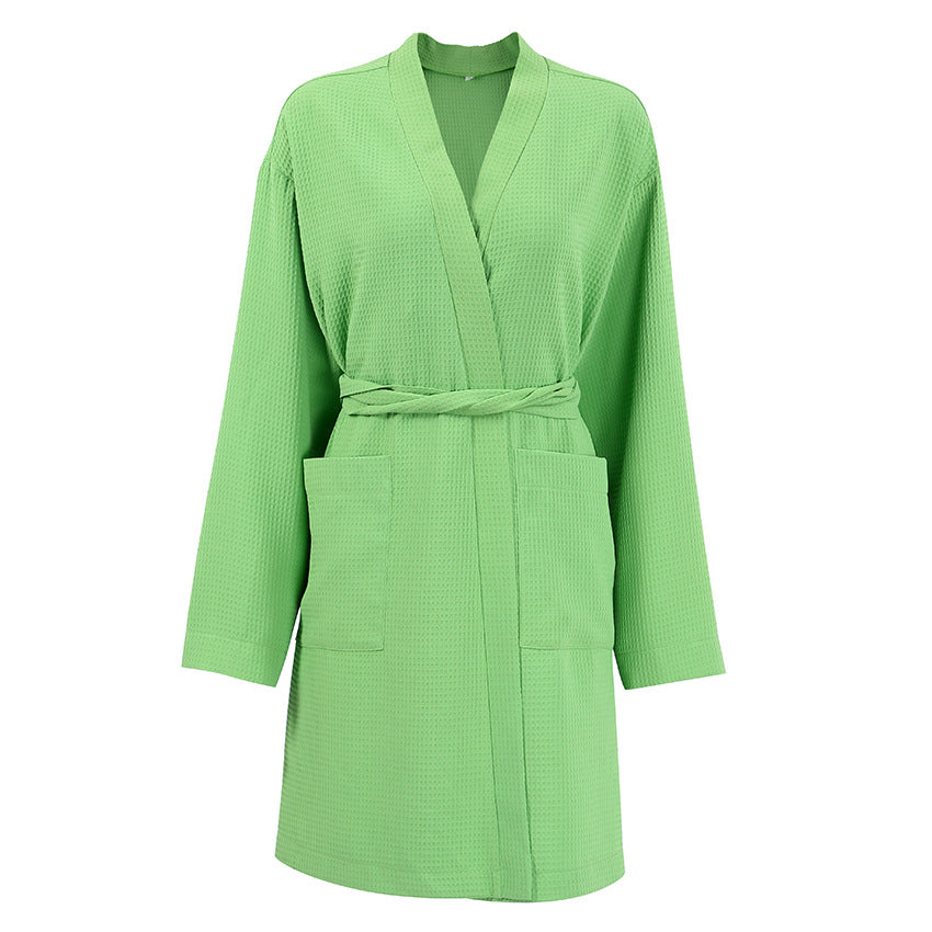 Peignoir en coton pour femme Citron vert vif, tissu gaufré, coupe mi-longue à col kimono avec ceinture et grandes poches, présenté sur fond blanc.