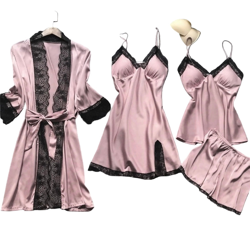 Ensemble de pyjama femme en satin rose avec dentelle noire, comprenant une robe de chambre, une nuisette, un débardeur et un short assorti. Tenue légère, douce et très élégante, idéale pour des nuits confortables et raffinées.