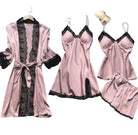 Ensemble de pyjama femme en satin rose avec dentelle noire, comprenant une robe de chambre, une nuisette, un débardeur et un short assorti. Tenue légère, douce et très élégante, idéale pour des nuits confortables et raffinées.
