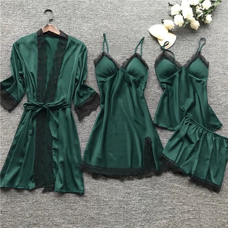 Ensemble de pyjama femme en satin vert émeraude avec finitions en dentelle noire, comprenant une robe de chambre, une nuisette, un débardeur et un short assorti. Tenue légère, douce et très élégante, parfaite pour des soirées confort et glamour.