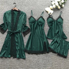 Ensemble de pyjama femme en satin vert émeraude avec finitions en dentelle noire, comprenant une robe de chambre, une nuisette, un débardeur et un short assorti. Tenue légère, douce et très élégante, parfaite pour des soirées confort et glamour.