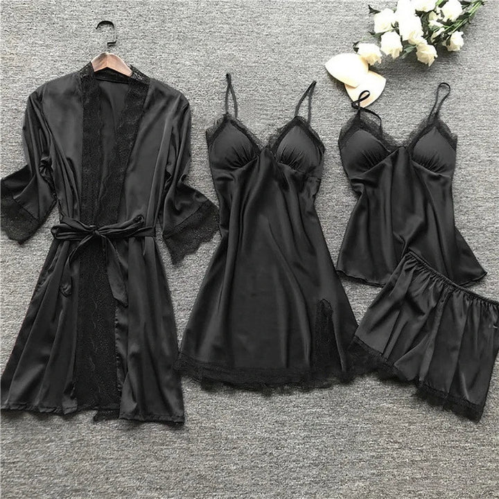 Ensemble de pyjamas pour femme en satin noir comprenant un kimono avec dentelle, une nuisette élégante, un haut à fines bretelles et un short assorti. Matière légère, douce et très élégante, idéale pour des soirées raffinées et un confort absolu.