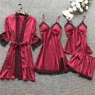 Ensemble de pyjamas pour femme en satin rouge composé d’un kimono avec dentelle noire, d’une nuisette élégante, d’un haut à fines bretelles et d’un short assorti. Matière légère, douce et très élégante, idéale pour des soirées raffinées et un confort optimal.