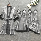 Ensemble de pyjamas pour femme en satin gris comprenant un kimono à dentelle noire, une nuisette élégante, un haut à fines bretelles et un short assorti. Matière légère, douce et très élégante, idéale pour des soirées raffinées et un confort absolu.