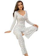 Pyjama floral femme Clarisse blanc, ensemble deux pièces doux et confortable avec haut ajusté à manches longues, encolure en V avec boutons et bordures festonnées, pantalon fluide taille élastique, imprimé petites fleurs.
