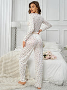 Pyjama floral femme Clarisse blanc, vue de dos du modèle portant un ensemble doux et confortable avec haut à manches longues, col en V boutonné et pantalon à taille élastique, imprimé petites fleurs et finitions festonnées.